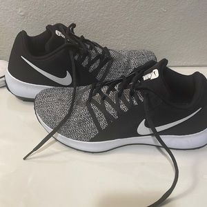 NIKE TRAINING US 9 BLACK